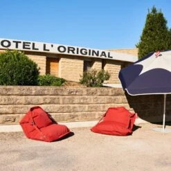 Fatboy Buggle-up Outdoor Bean Bag Gray Taupe 10 Fatboy Buggle-up Outdoor Bean Bag Gray Taupe -ferm LIVING || MONTANA Shop 06 fatboy buggle up outdoor red horizontal ambiance motelfrankrijk 02 p