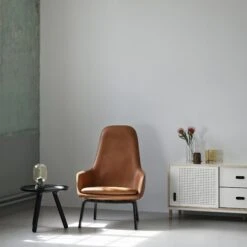 Normann Copenhagen Era Armchair High Oak/Main Line Flax MLF20 -ferm LIVING || MONTANA Shop 1401108 normann copenhagen era lounge chair high black ultra leather p