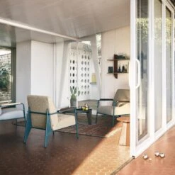 Vitra Rayonnage Mural Bookcase Prouvé Bleu Marcoule/Oak -ferm LIVING || MONTANA Shop 6224594 fauteuil de salon prouv bleu dynastie nubia creamdark brown horizontal master p