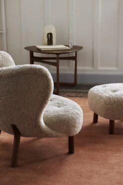 &Tradition Little Petra VB1 Armchair Sheepskin Moonlight/Walnut Incl. ATD1 Puf -ferm LIVING || MONTANA Shop at3d94 1 161535914 p