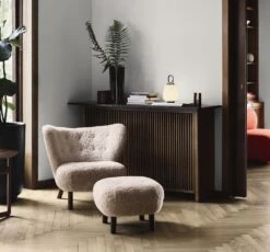 &Tradition Little Petra VB1 Armchair Sheepskin Moonlight/Walnut Incl. ATD1 Puf -ferm LIVING || MONTANA Shop atd retail 2020 little petra vb1 pouf atd1 lucca sc51 glass vase sc38 develius ev1 planter sc45 drop leaf hm5 161535914 p