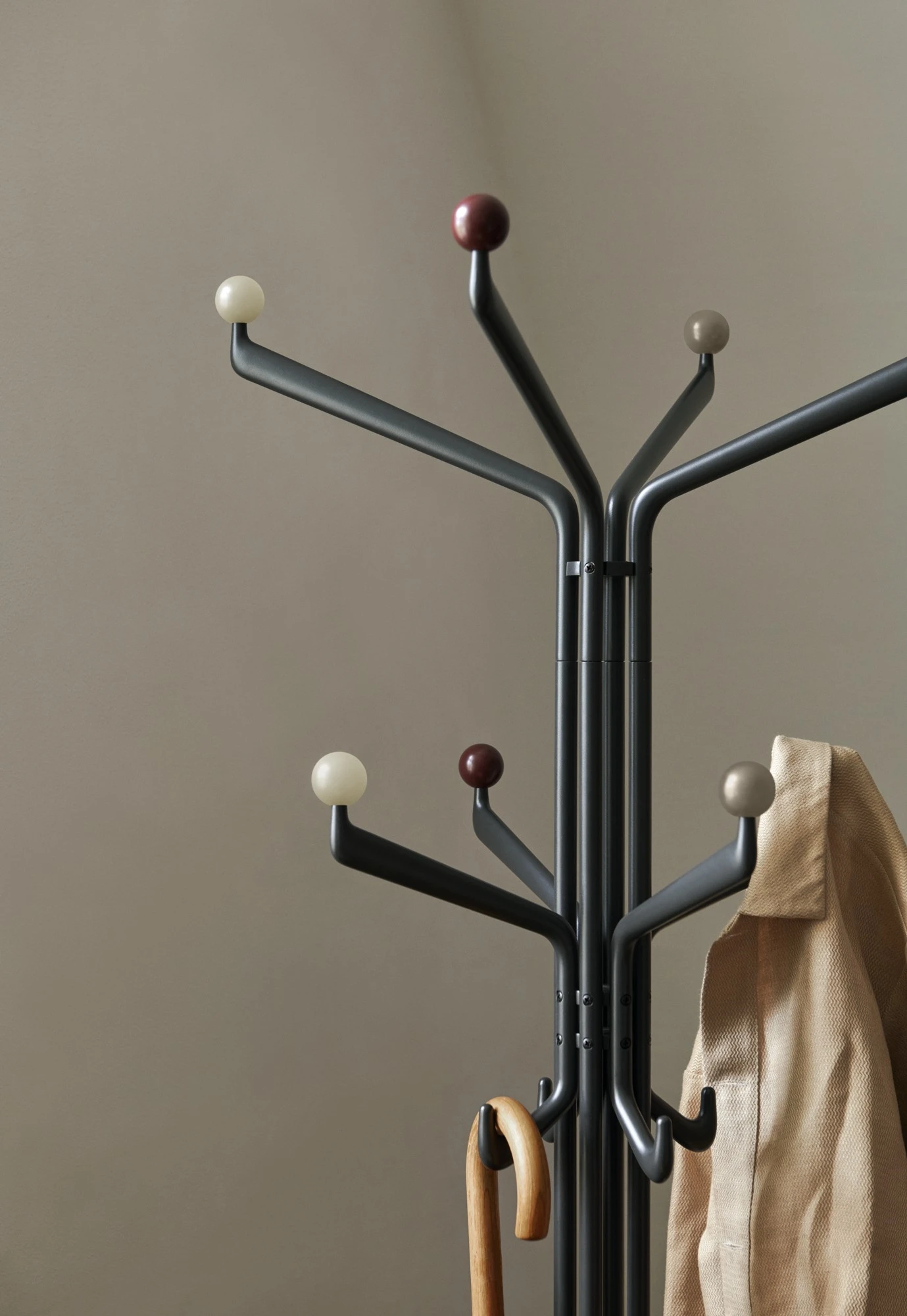&Tradition Capture SC77 Coatstand Graphite/Multicolored 8 &Tradition Capture SC77 Coatstand Graphite/Multicolored - Image 6