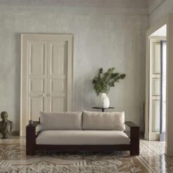 Ferm Living Edre Sofa Dark Stained/Classic Linen -ferm LIVING || MONTANA Shop fermliving ss23 edresofa 1104266462 image 01 p