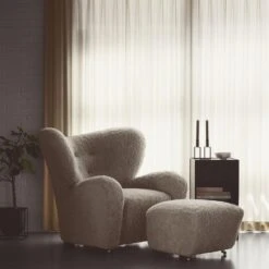 Audo The Tired Man Armchair W. Stool Smoked Oak/Sheepskin Moonlight -ferm LIVING || MONTANA Shop h eg m ller 20 06 23 bylassen aw2010367 copyaaa p 1