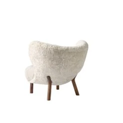 &Tradition Little Petra VB1 Armchair Sheepskin Moonlight/Walnut Incl. ATD1 Puf -ferm LIVING || MONTANA Shop lille petra vb1 sheepskin moonlight back p
