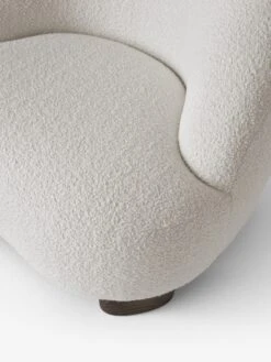 &Tradition Margas LC1 Armchair Karakorum 001/Oiled Oak 9 &Tradition Margas LC1 Armchair Karakorum 001/Oiled Oak -ferm LIVING || MONTANA Shop margas lc1 in designers choice karakorum 001 oiled walnut closeup p