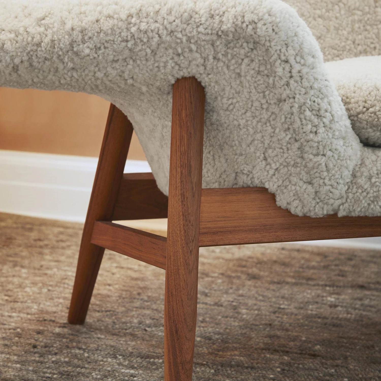 Warm Nordic Fried Egg Left Armchair Sheepskin Moonlight 4 Warm Nordic Fried Egg Left Armchair Sheepskin Moonlight - Image 2